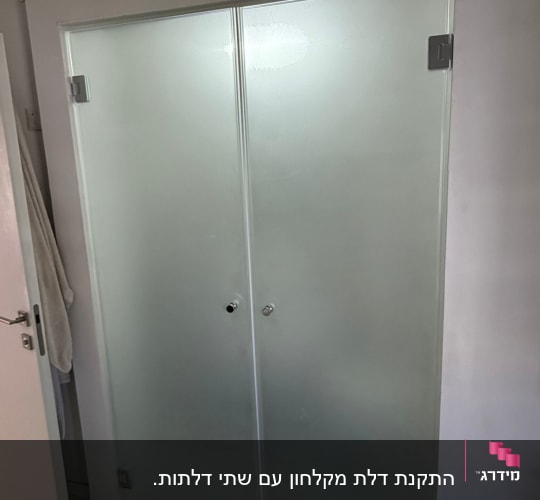 דלתות זכוכית למקלחת עם ידיות מתכת